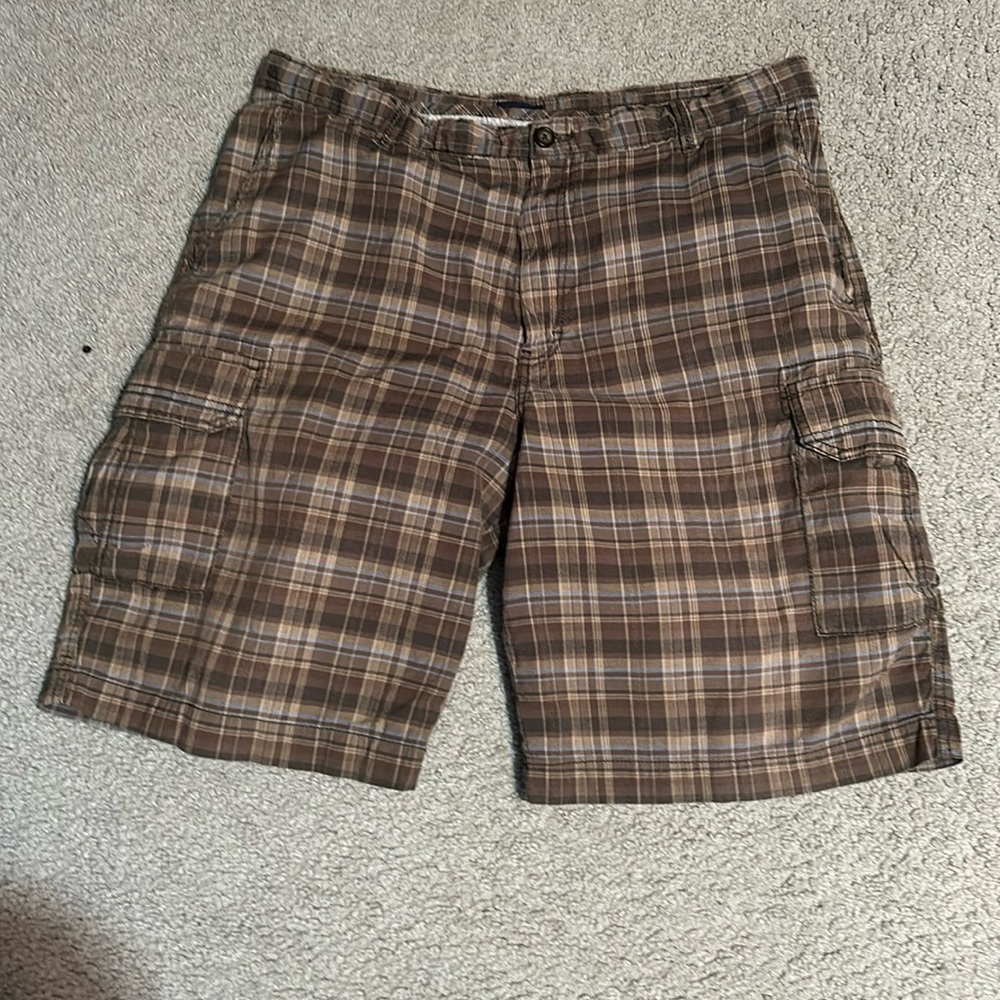 Izod men’s cargo shorts size 36.